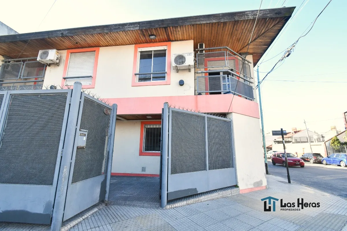Dúplex de 3 ambientes con garaje y balcón al frente en Villa Lugano