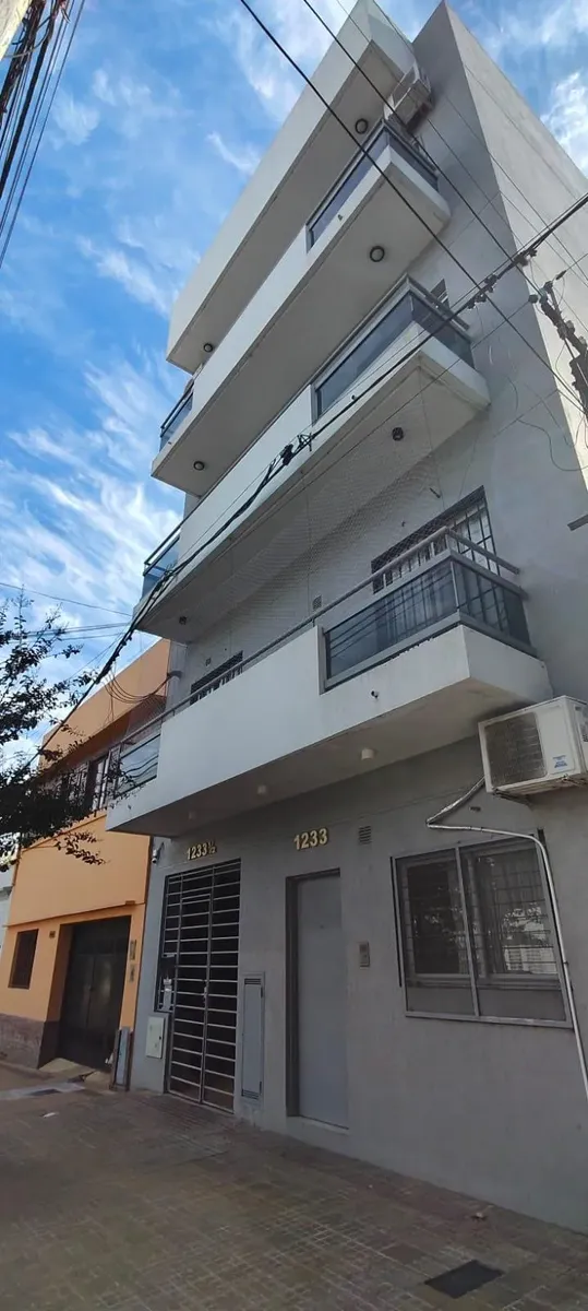 Apartamento de 1 quarto na frente em La Plata
