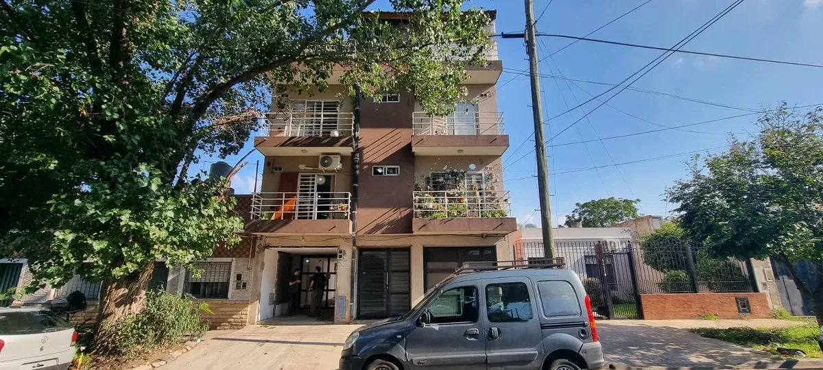 Two-room apartment with balcony in Caseros