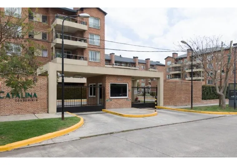 Two-room apartment with balcony and parking in Victoria