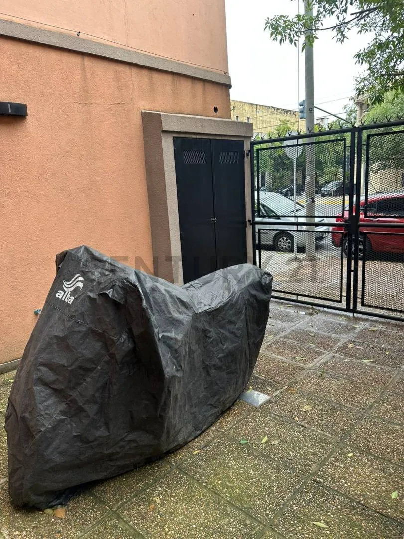 Apartamento duplex de 2 ambientes com pátio e vaga em Boedo