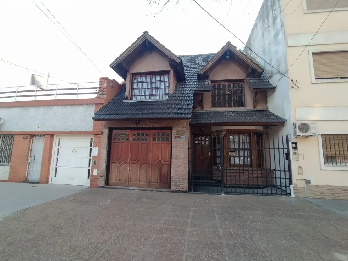 Five-bedroom house-style apartment in Villa Devoto