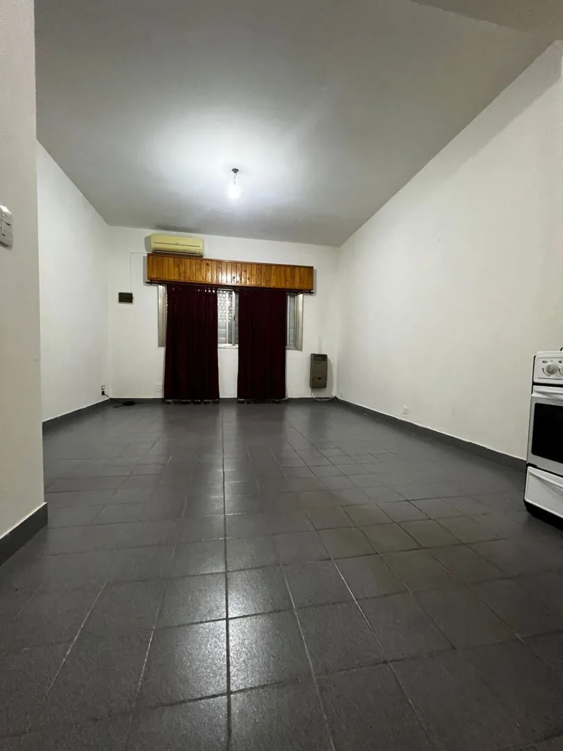 Front-facing studio apartment in Lanús (Gerli)