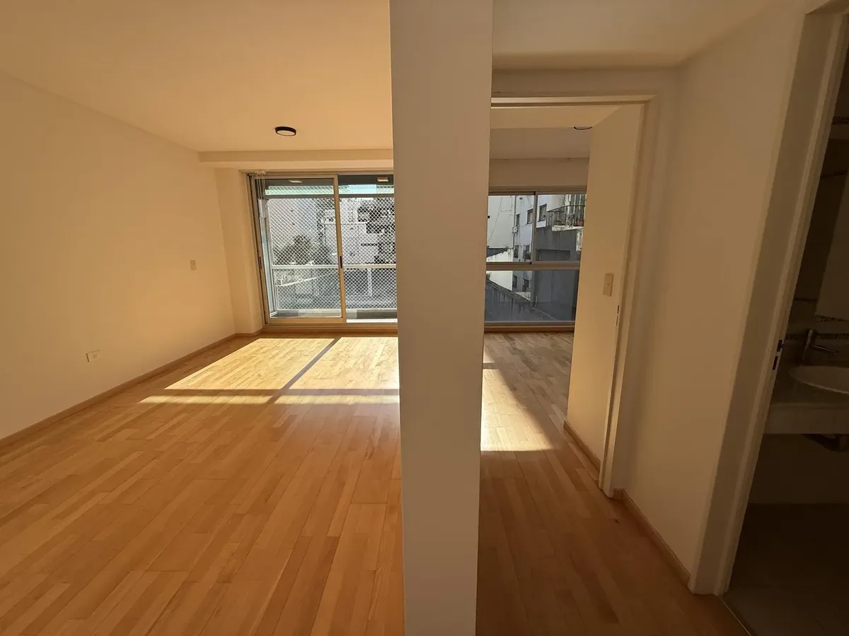 Two-room apartment with balcony and amenities in Colegiales