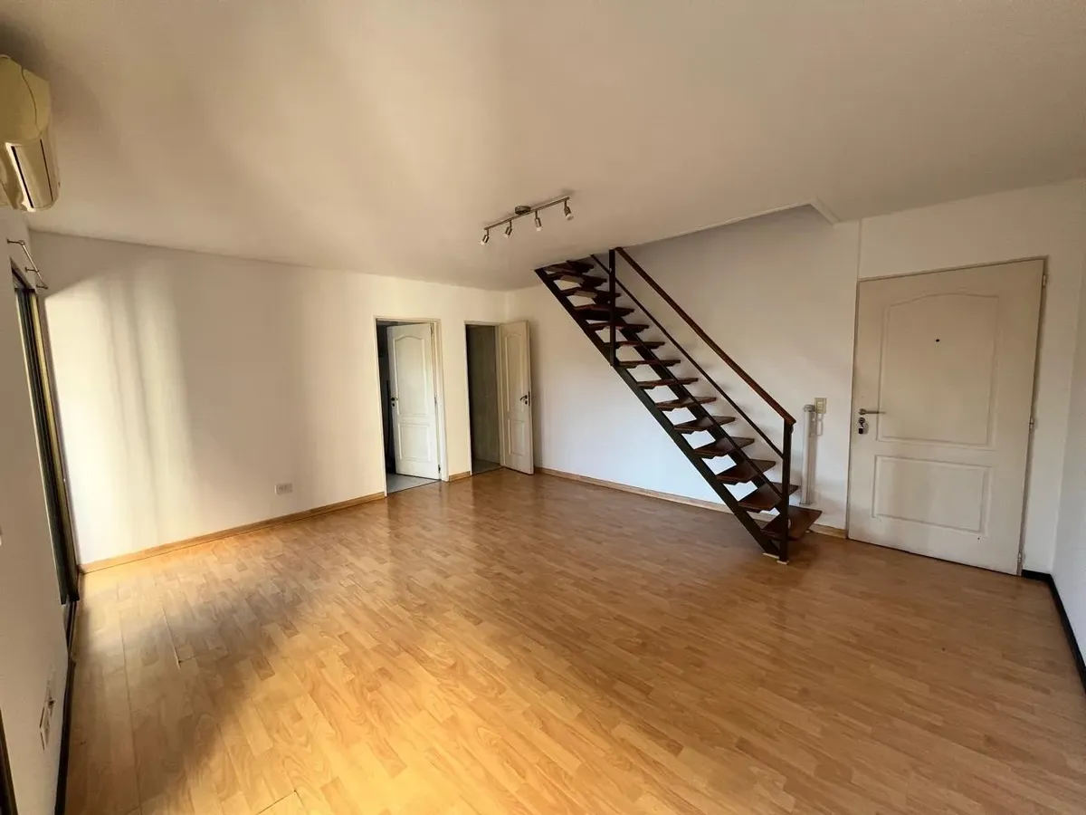 Departamento dúplex de 3 ambientes con 2 dormitorios en San Isidro