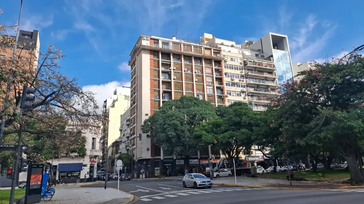2 Amb. Piso Alto. Excelente Estado. Super Luminoso. A Mts De Uade