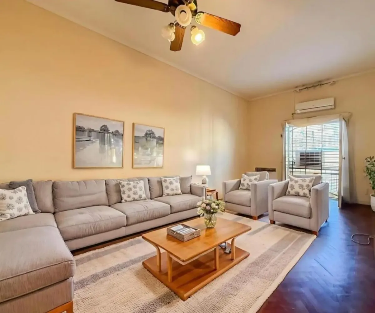 Half-floor three-room apartment with service room in San Nicolás