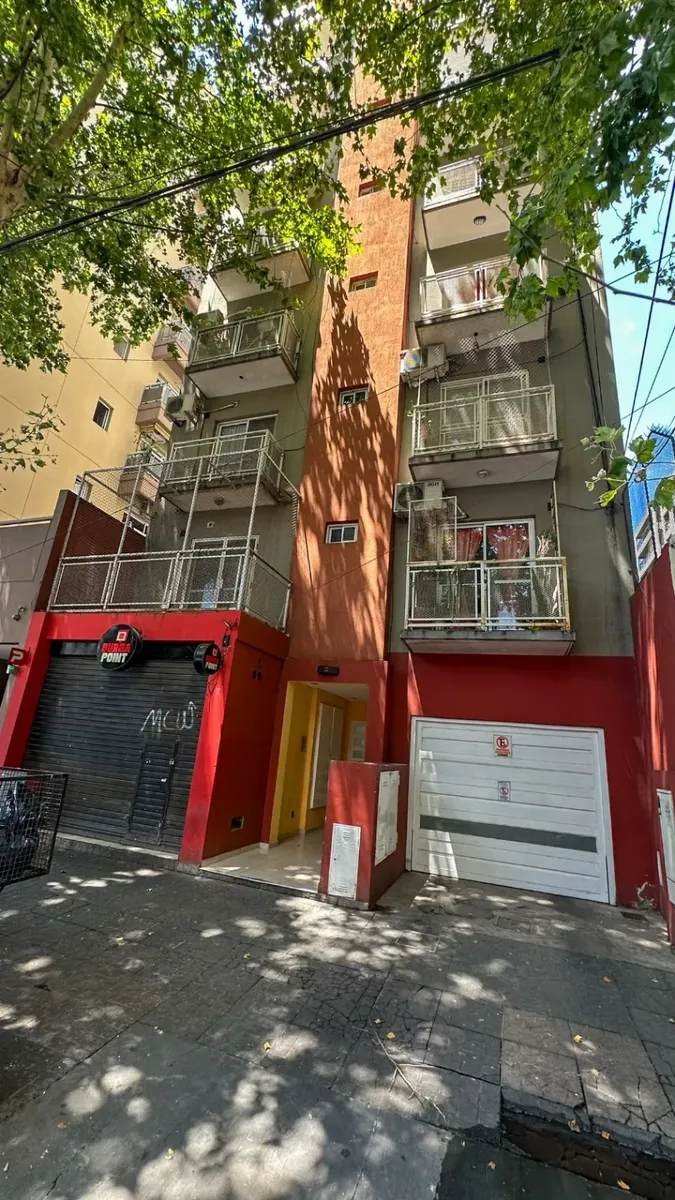 Apartamento de dois ambientes com varanda de frente em Tres de Febrero