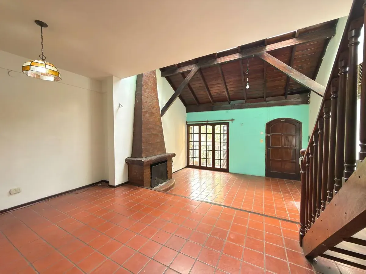 Apartamento de 5 ambientes com varandas e vaga de garagem em Villa Ballester