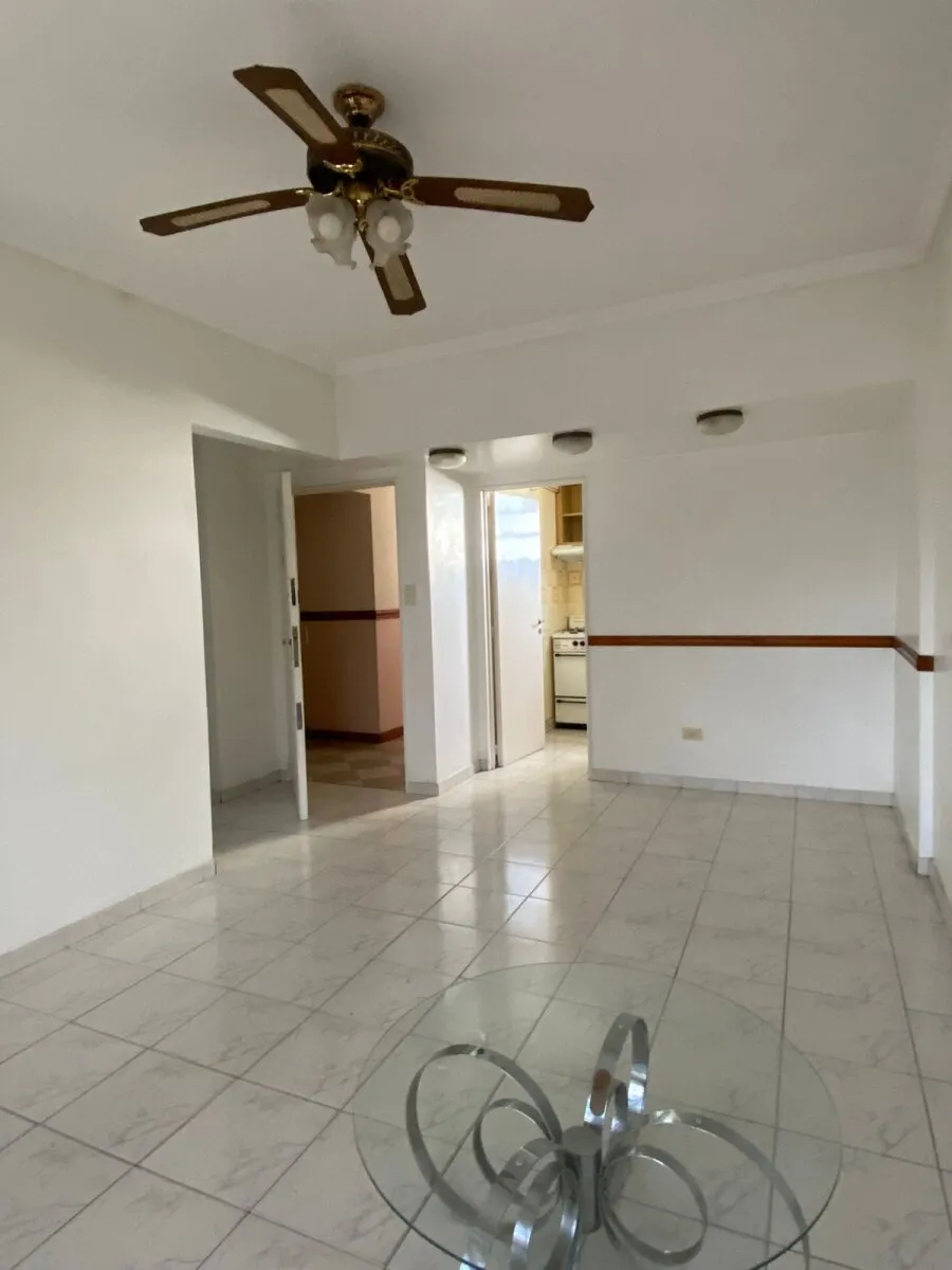 Departamento de 3 ambientes con balcón al frente en Balvanera