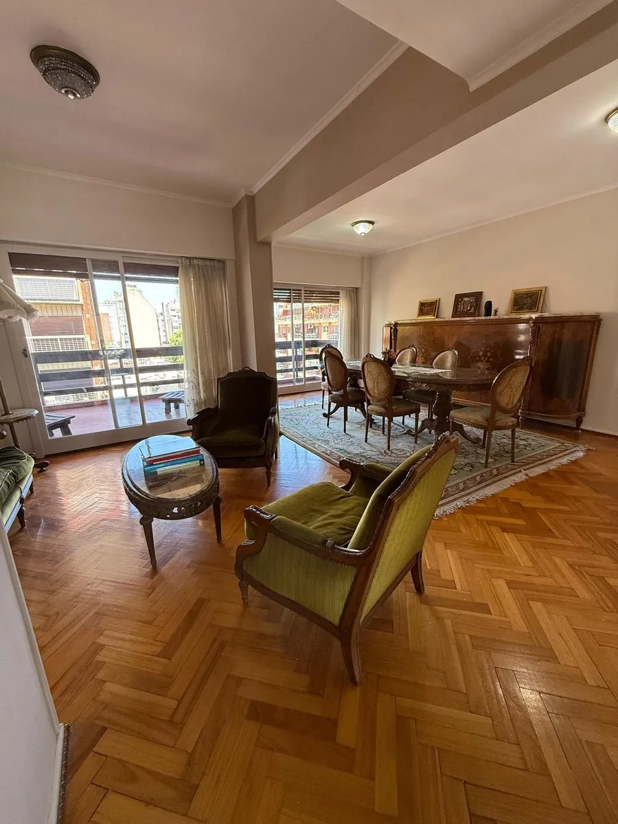 Departamento de 3 ambientes con dependencia en Flores