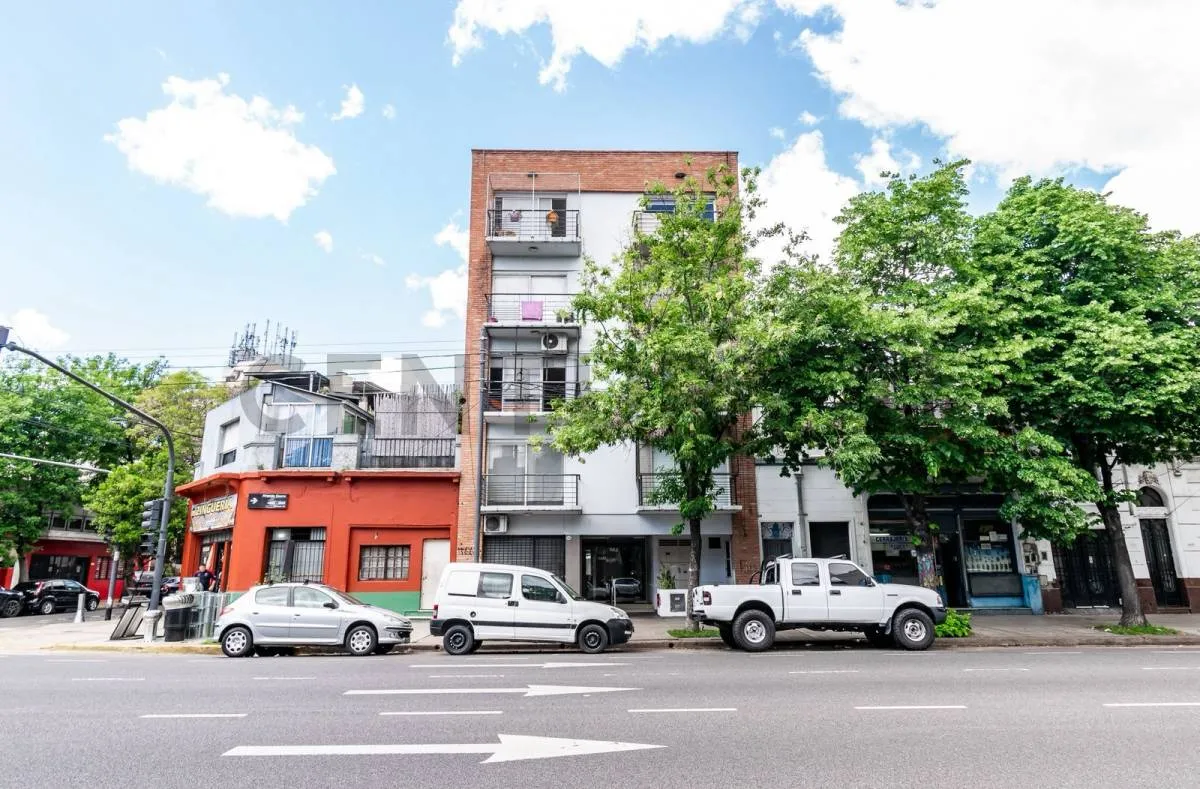 Monoambiente subdividido con balcón al frente en Floresta