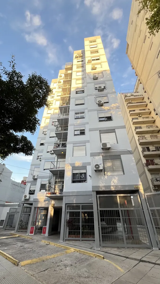 Apartamento de dois ambientes com varanda em Villa Luro