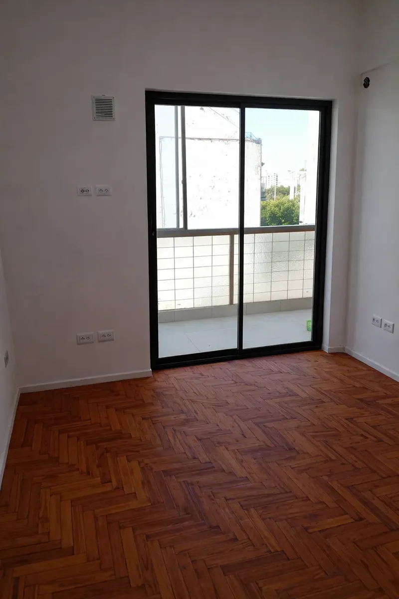 Departamento De 2 Ambientes En El 6 Piso , Contrafrente. Luminoso. Cuenta Con Gas Natural