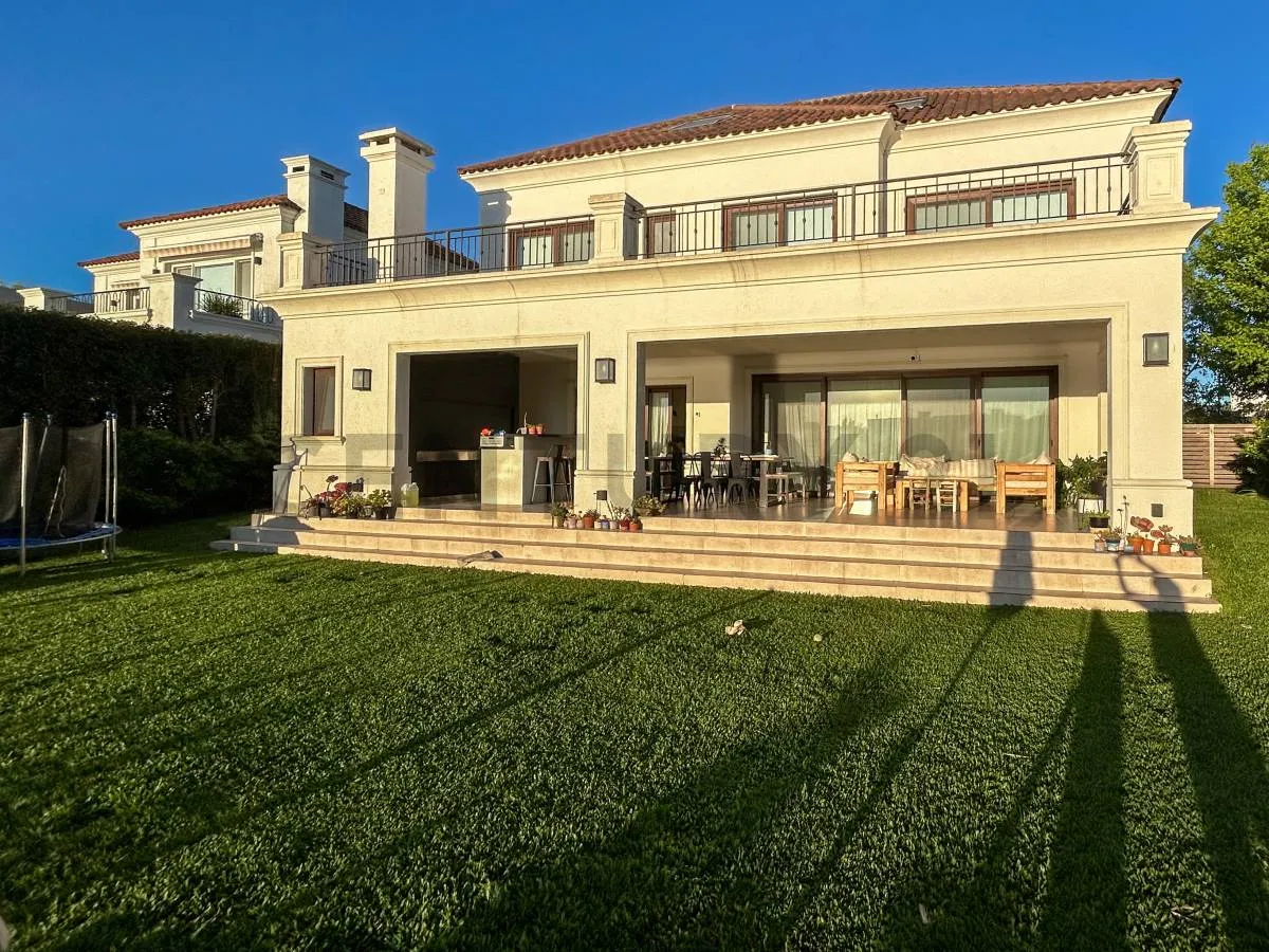 Four-bedroom house by the lake with private dock in Tigre