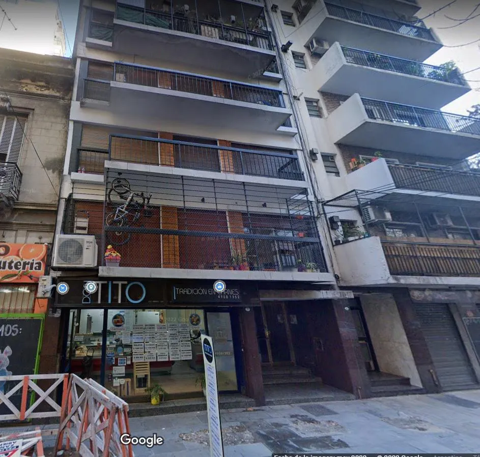 Departamento de 2 ambientes lateral en Almagro con balcón francés