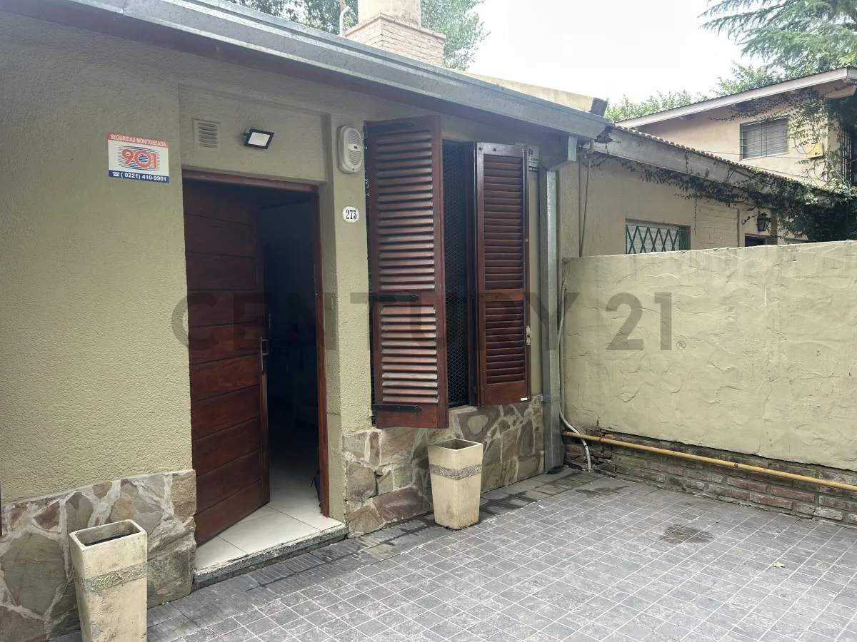 Дом с 4 спальнями, гаражом и бассейном в Buenos Aires (Villa Elisa)