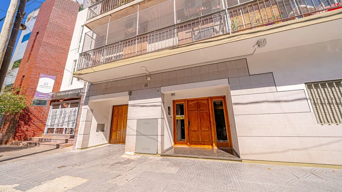 Departamento de 3 ambientes con balcón en Ramos Mejía