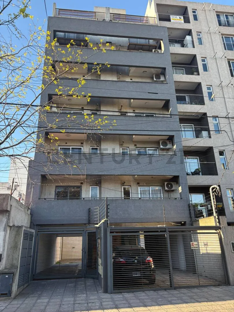 Apartamento de dois ambientes com varanda em Castelar Sur