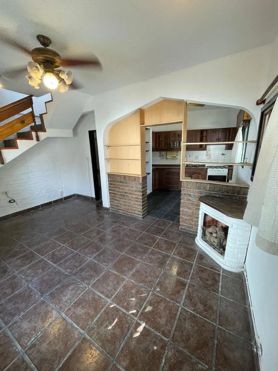 PH de 3 ambientes con patio y terraza en alquiler en Piñeyro