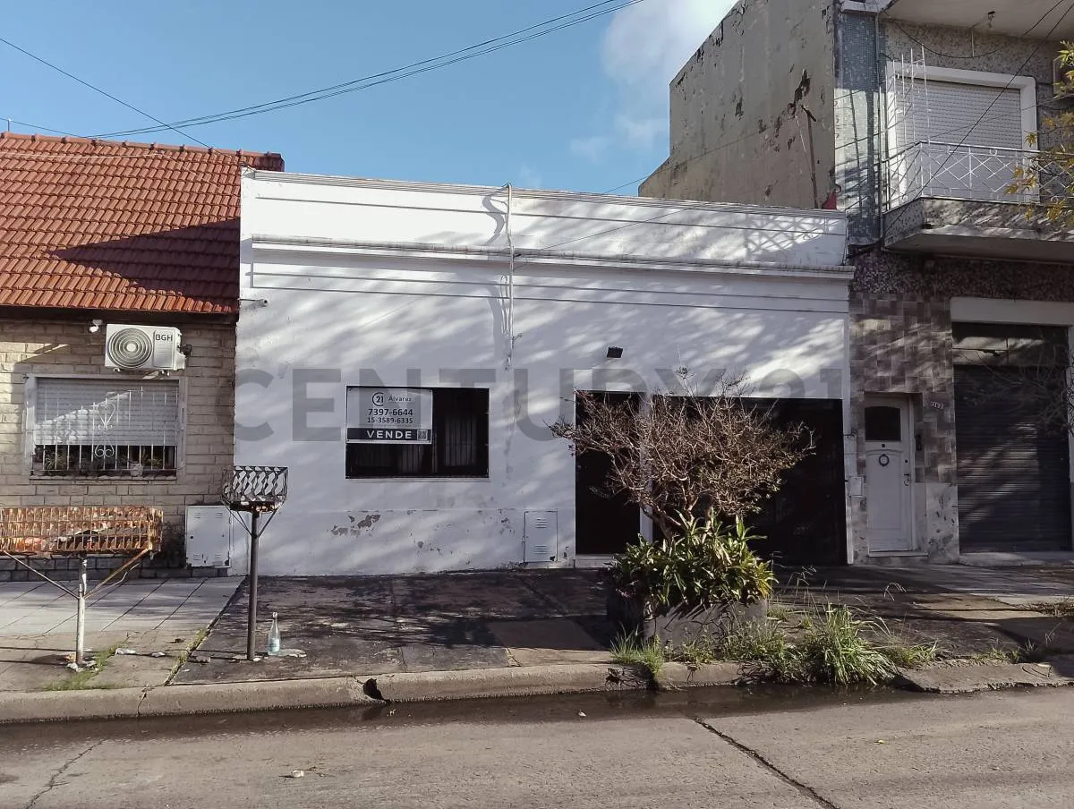 Casa de 3 ambientes com vaga fixa, terraço e jardim em Lanús
