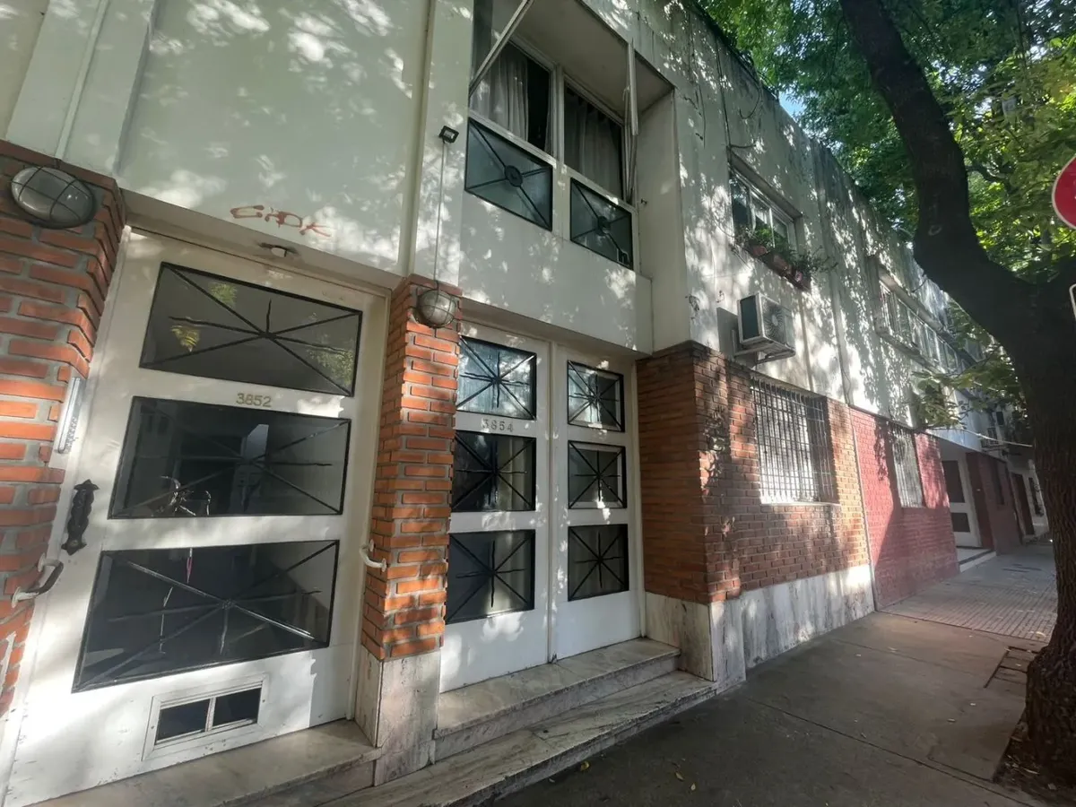 Apartamento de três ambientes com pátio em Saavedra