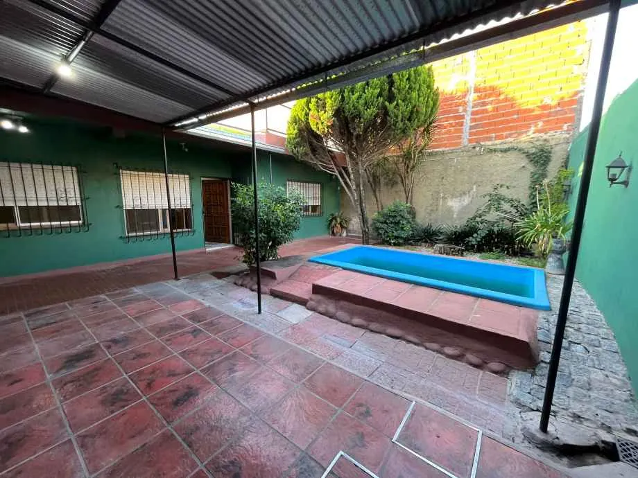 PH de 4 dormitorios con entrada para 3 vehículos en Ituzaingó Sur