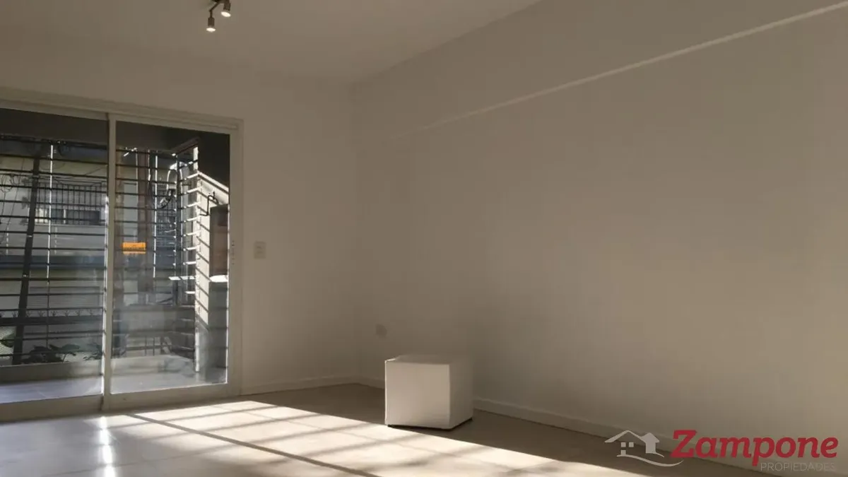 Two-room apartment with balcony-terrace and parking in Victoria