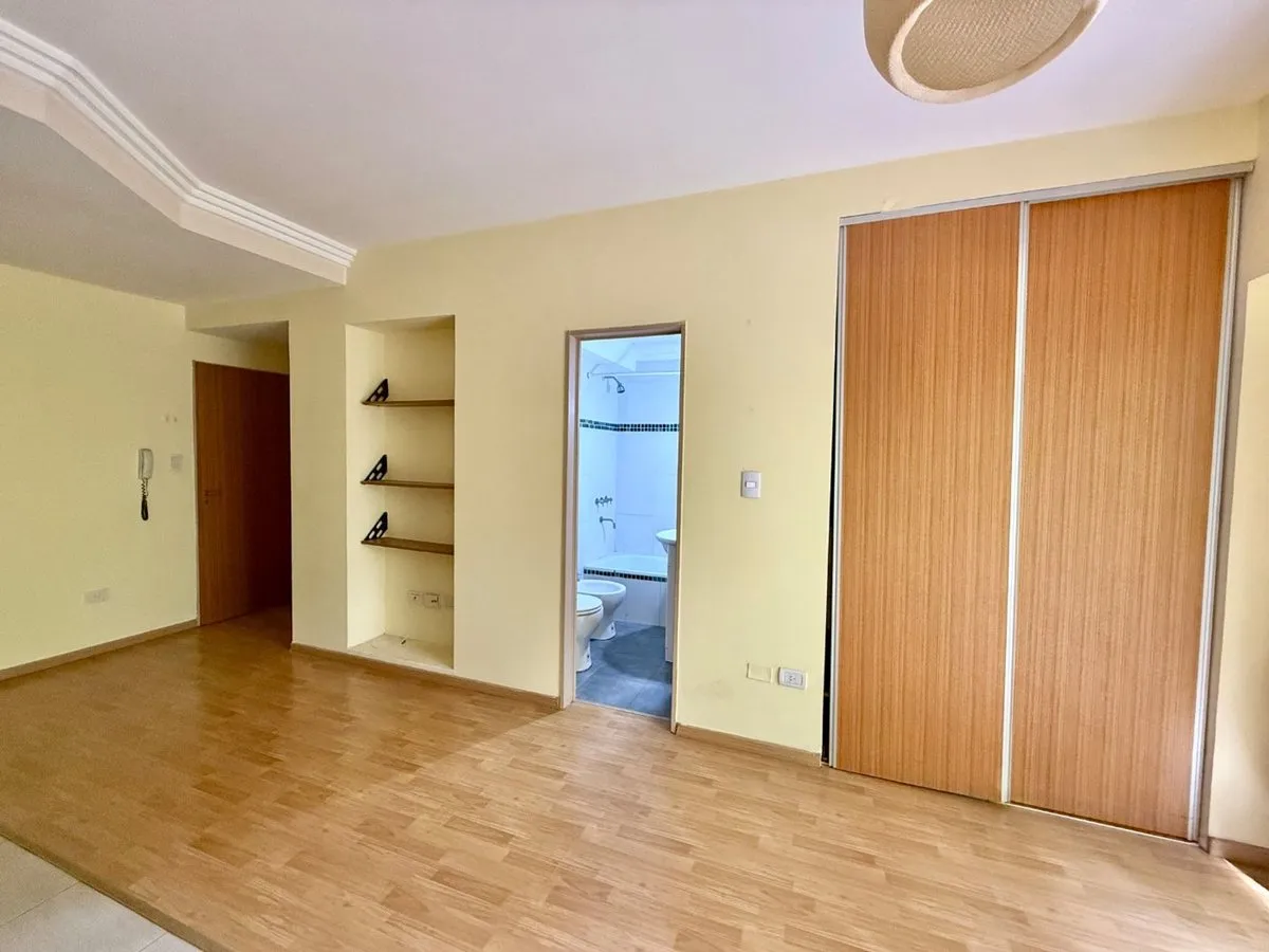 Kitnet com varanda e amenities em Almagro