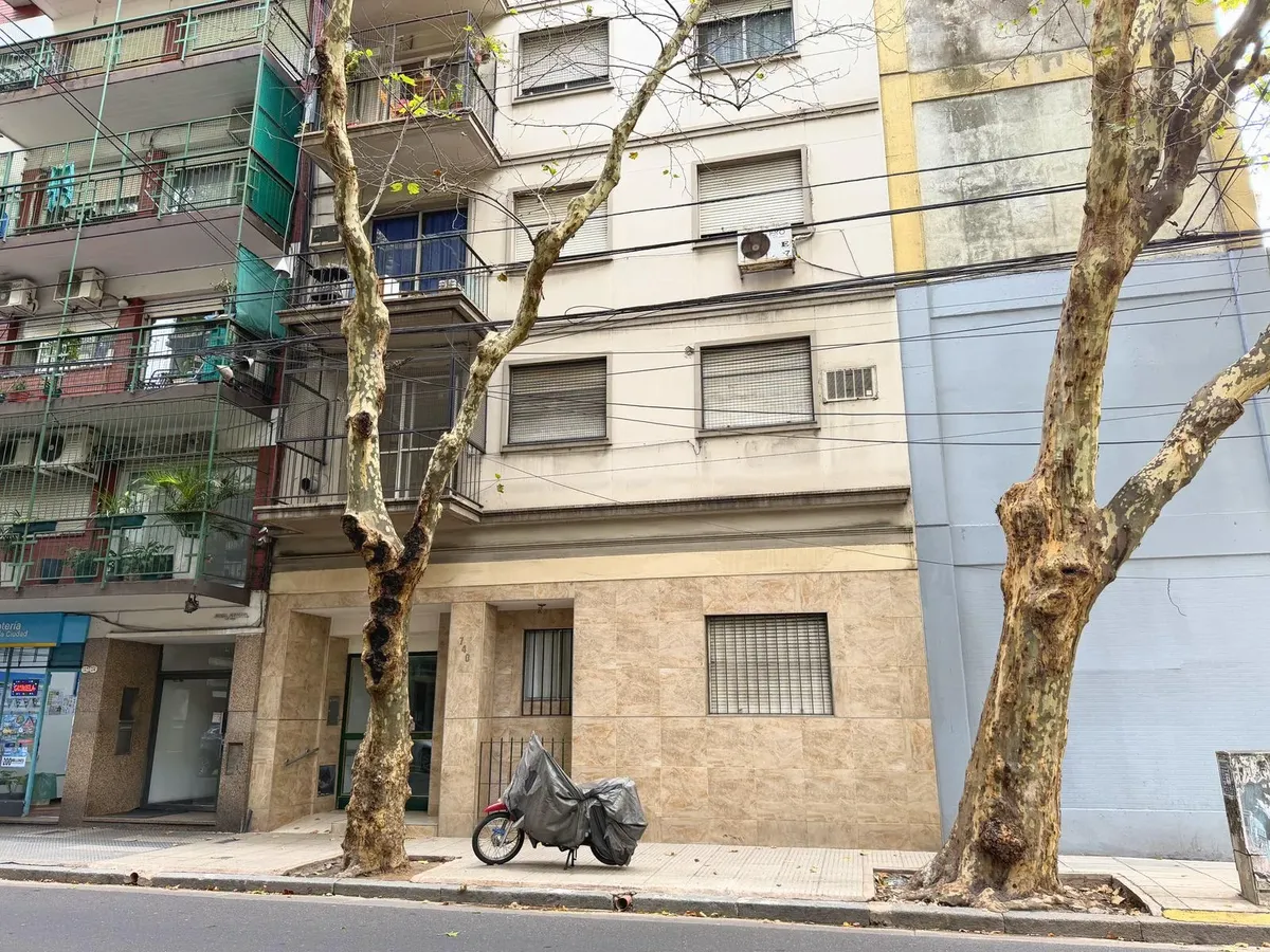 Departamento de 3 ambientes con balcón al frente en Almagro