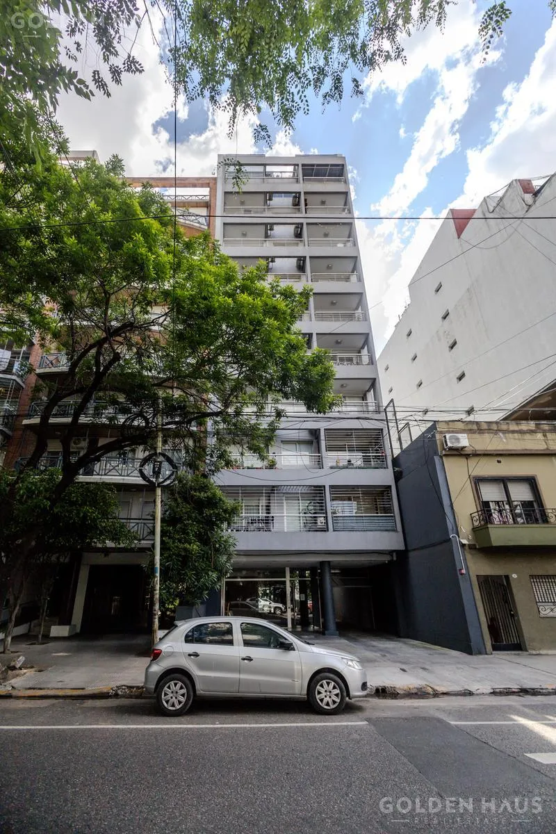 Monoambiente amoblado con balcón al frente en Caballito