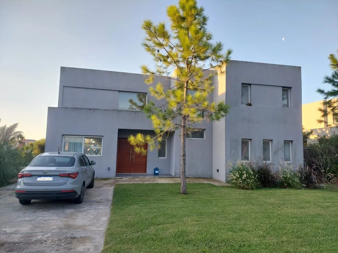 Casa em dois andares, vista para a lagoa