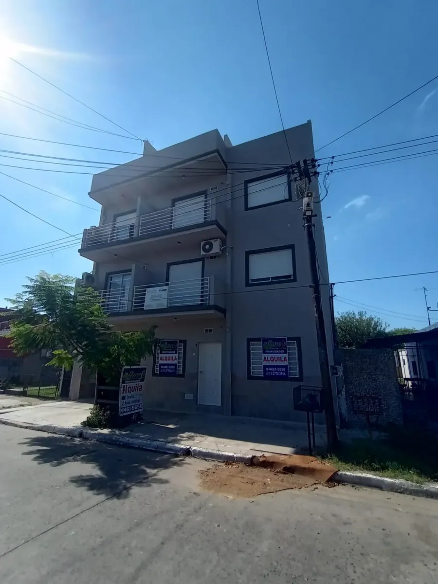 Planta baja al frente, 2 ambientes