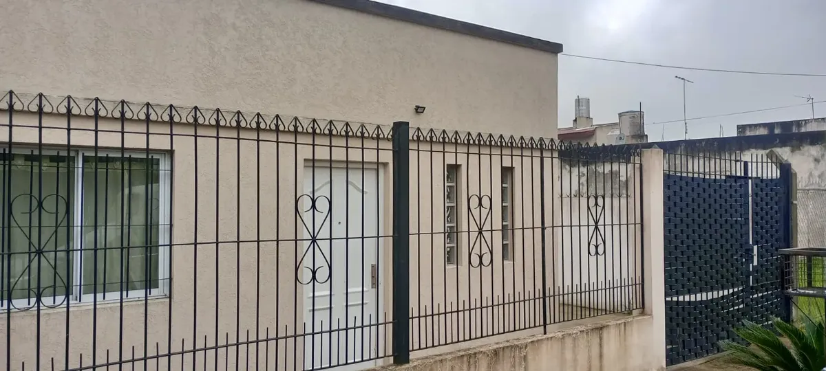 Casa En Alquiler 2 Dormitorios, El Zorzal, Entrada Para Auto, Recién Pintada