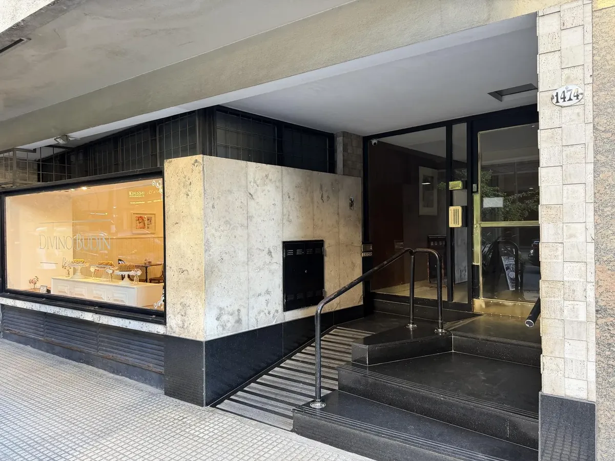Apartamento de três dormitórios com varanda em frente