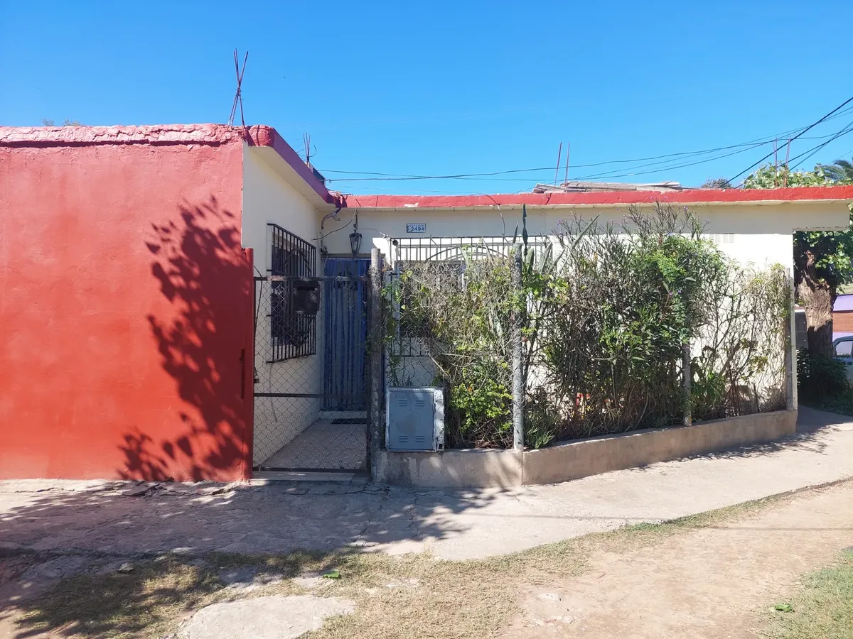 Casa En De Dos Ambientes Con Patio En Alquiler, Ituzaingo