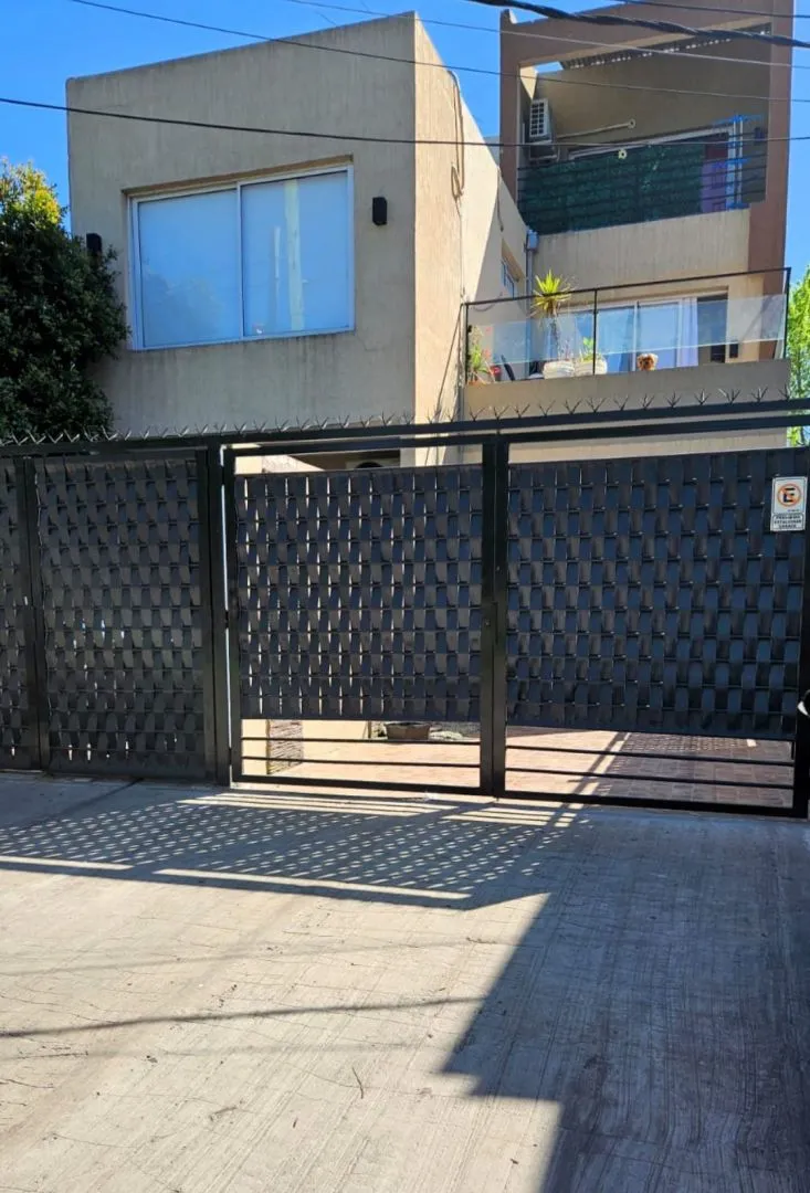Alquiler De Departamento En Duplex De 3 Amb Con Dos Baños Y Balcon. Pileta En El Complejo. Bajas Expensas
