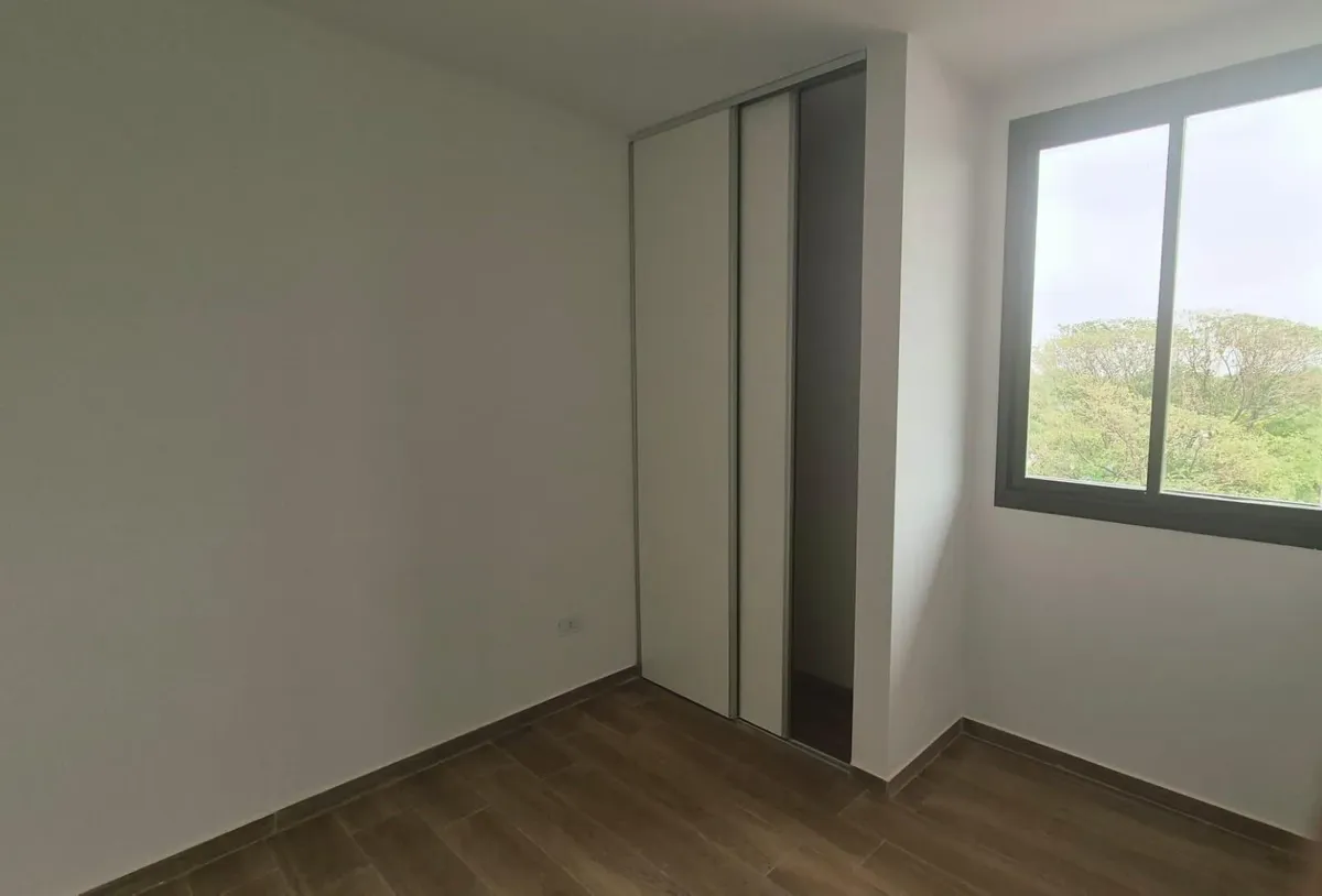 Apartamento de dois ambientes com varanda em Escobar