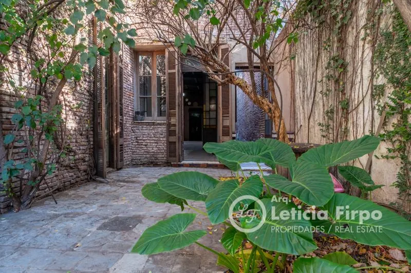 Restored two-bedroom apartment house in Barracas