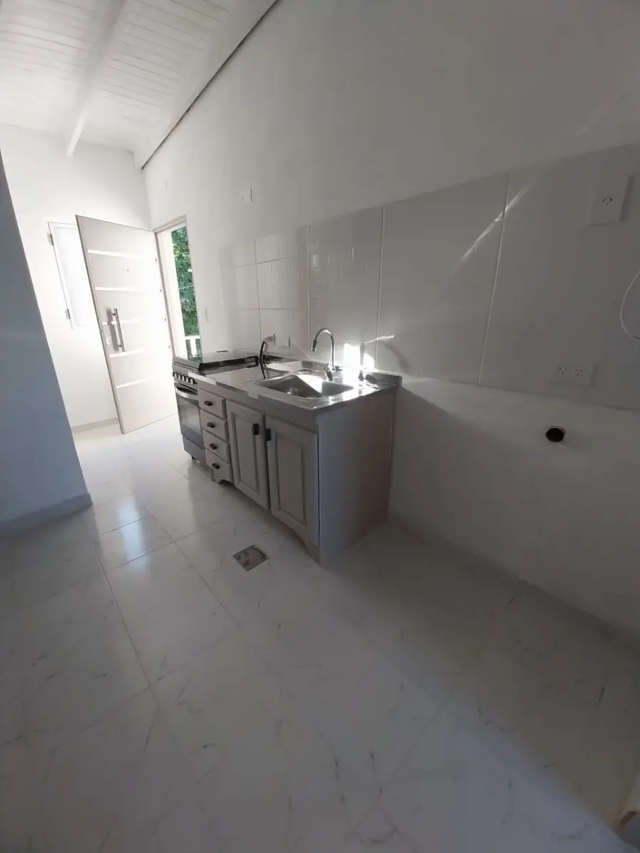 Alquila Depto De 2 Ambientes Aire Acondicionado .valor: $620.000 +$30000 (agua Y Abl) . No Hay Expensas. * El Departamento * - Planta Alta - Cocina Comedor - Baño - Dormitorio Amp