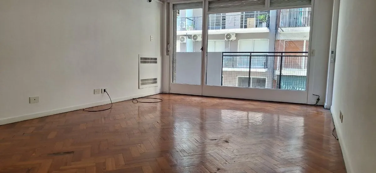 Three-room apartment in Recoleta with balcony