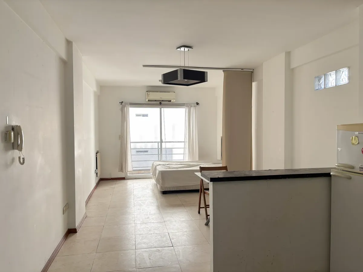 Luminoso Y Amplio Monoambiente Con Balcón En Alquiler En Balvanera En Edificio Con Amenities