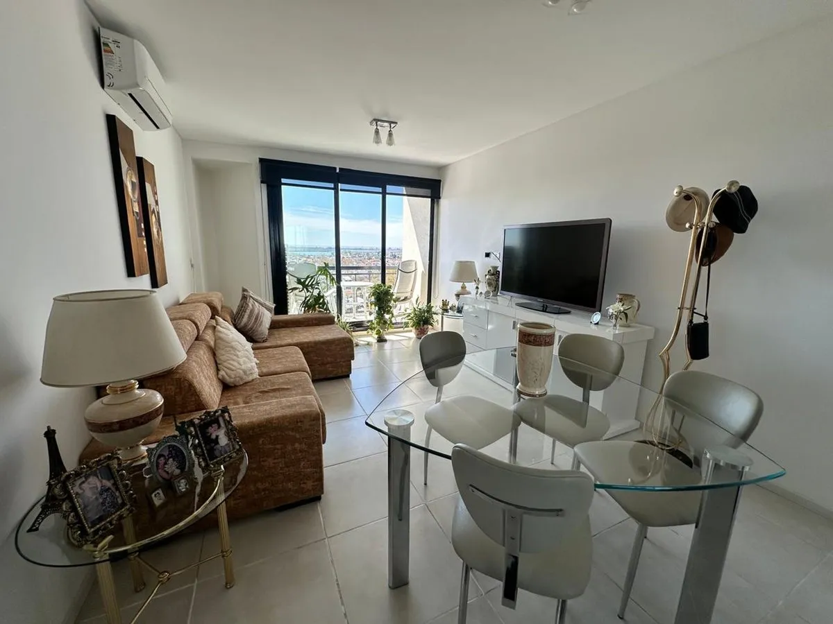 Apartamento de 3 ambientes com vaga em Bernal Centro