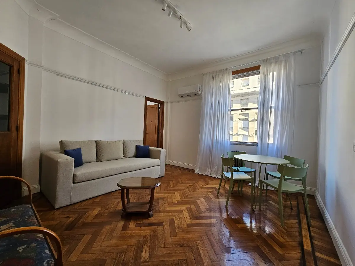 Amplio 2 Ambientes Art Decó, Techos Altos Y Luz Natural. Totalmente Amueblado, Listo Para Habitar. Ideal Profesionales, Médicos Residencia, Estudiantes Que Buscan Un Hogar Con Estilo En El Centro Ba