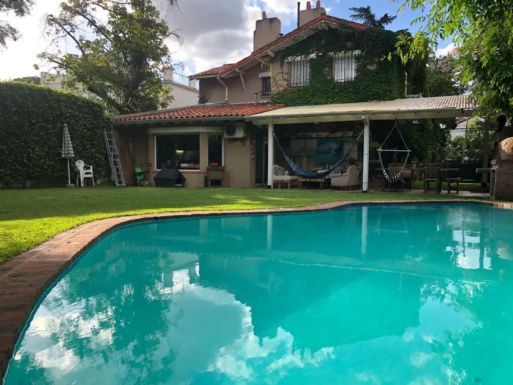 Casa com jardim e piscina