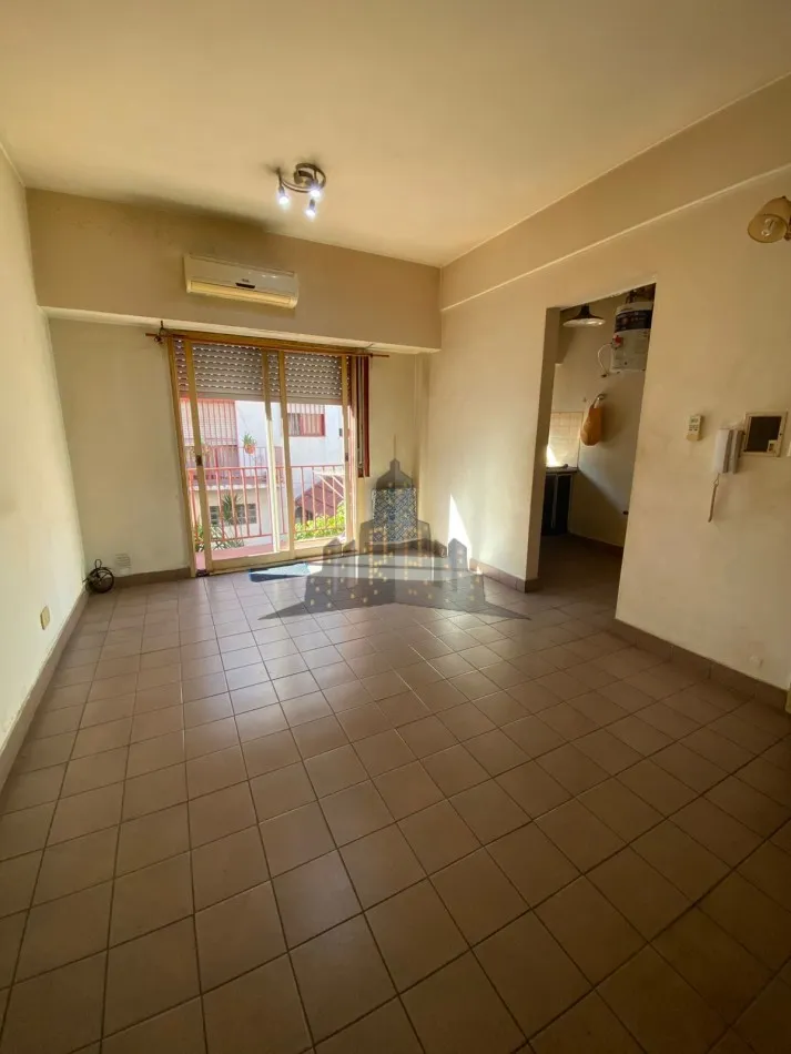 Apartamento de dois ambientes com varanda em Tres de Febrero