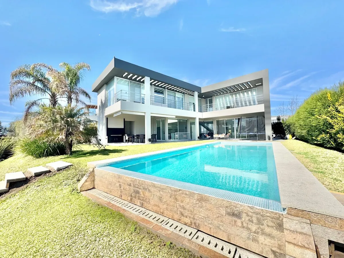Casa mobiliada com piscina e píer