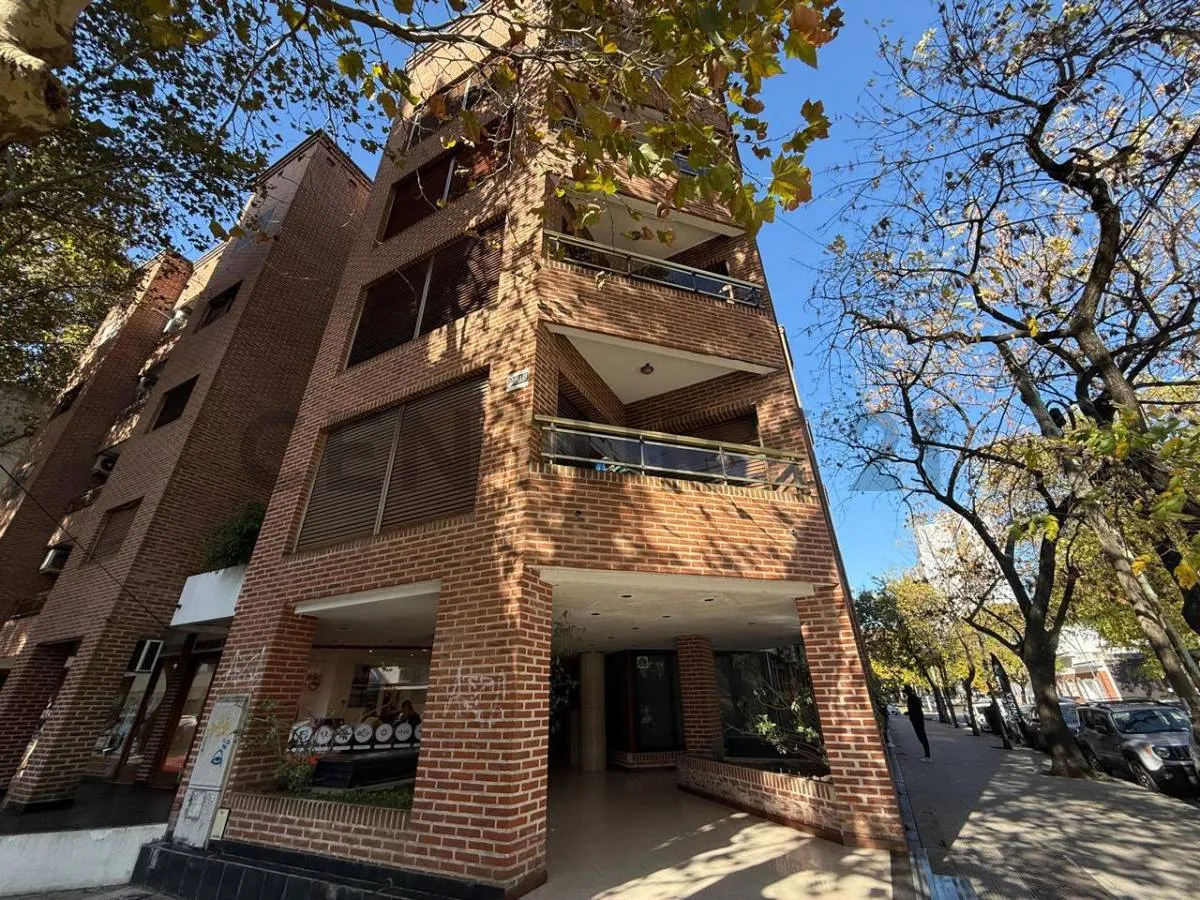 Departamento En Alquiler En La Plata De Un Dormitorio Con Balcón Y Cochera
