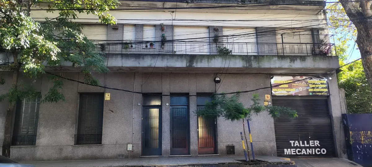 Departamento De 1 Ambiente Con Baño Y Cocina-1 Piso Escalera