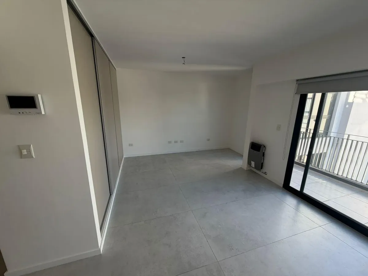 Alquiler Mono Ambiente Divisible Con Balcon Al Contrafrente - Paternal